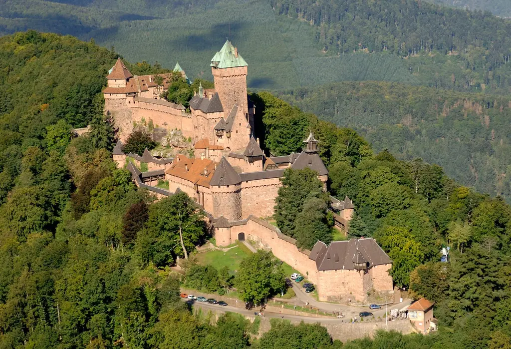 Vue aérienne du château du Haut-Kœnigsbourg sur son éperon boisé.