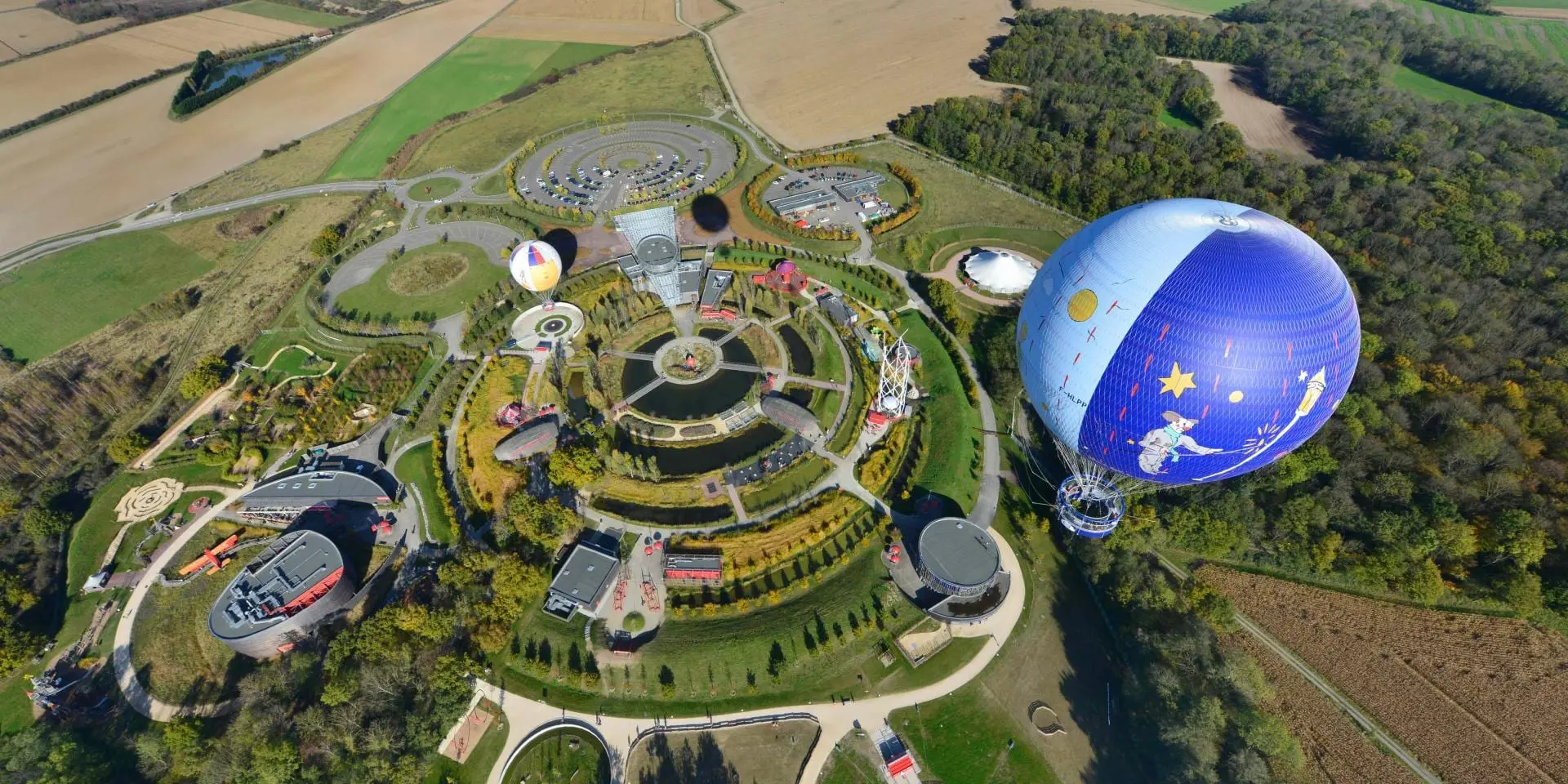 Une montgolfière à l'effigie du Petit Prince au-dessus des jardins du parc.